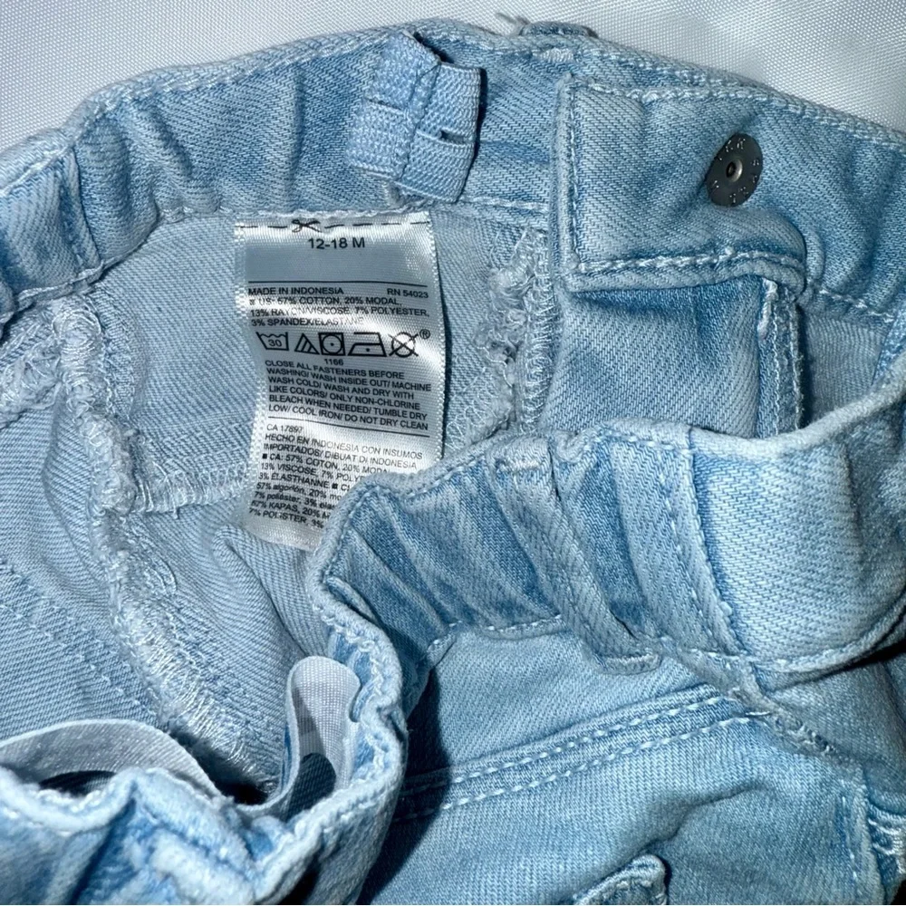 Old Navy Baby Girl 12-18 months Light Blue Denim Jeans Chic Shark Bite Fray Hem‎